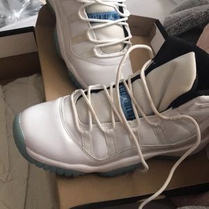 Jordan legend blues 6.5 men’s ;woman’s size 8 )